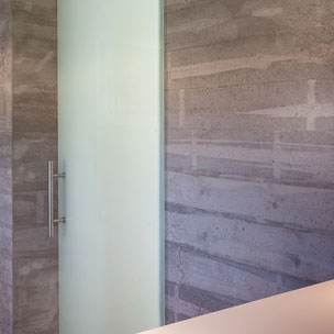 Carpinteria BRAIPONT: Puerta corredera con vidrio mate y estirador de Inox.