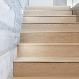 Carpinteria BRAIPONT: Escalera forrada con roble.