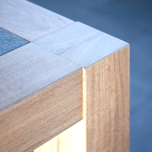 Carpinteria BRAIPONT: Detalle mesa combinada madera y piedra.