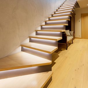 Carpinteria BRAIPONT: Escalera con estructura metálica con peldaños de roble y leds incorporados.