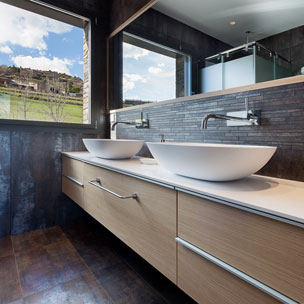 Carpinteria BRAIPONT: Mueble baño de roble suspenso.