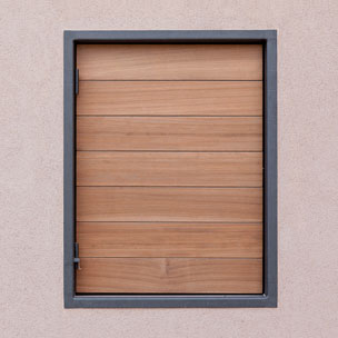 Carpinteria BRAIPONT: Porticón de iroko con estructura metálica. 