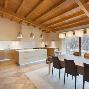 Carpinteria BRAIPONT: Balconeras de iroko y muebles de cocina de roble precompuesto.