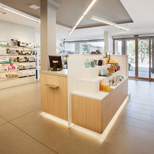 Carpinteria BRAIPONT: Mostrador y expositores de farmacia con leds incorporados.