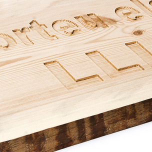 Carpinteria BRAIPONT: Rótulo con letras grabadas sobre tablón de madera.