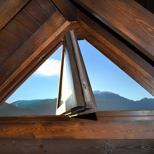 Carpinteria BRAIPONT: Ventana pivotante vertical en forma trapezoidal.