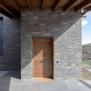 Fusteria BRAIPONT: Porta d'entrada de pi amb delgues horitzontals.