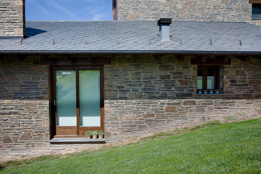 Fusteria BRAIPONT: Finestres amb fusta de pi laminat.